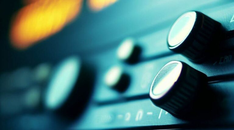 Quelle est la différence entre DAB+ et FM? – Un aperçu de la technologie radio